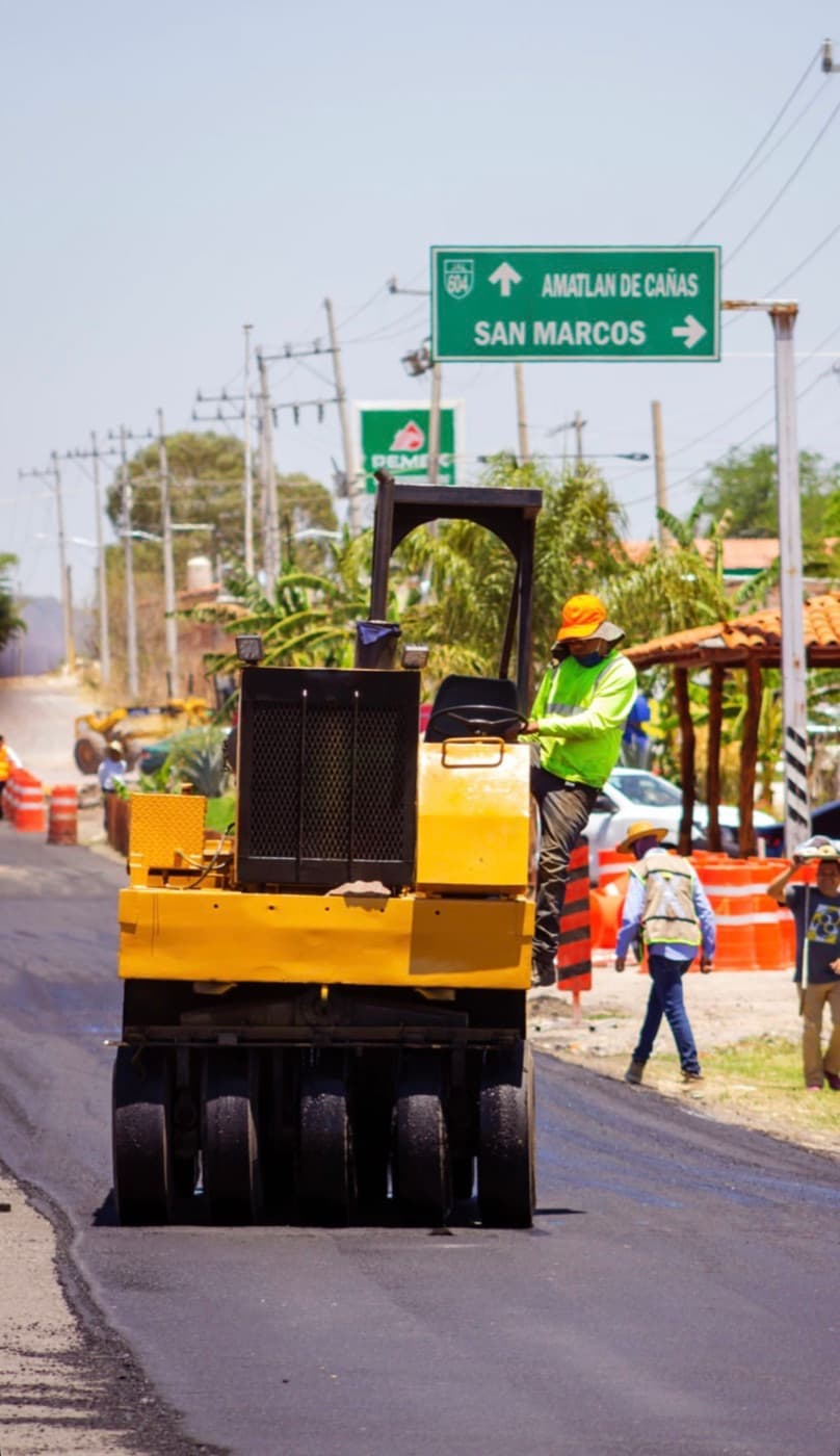 Vibrocompactador amarillo sobre carpeta asfáltica en Etzatlán