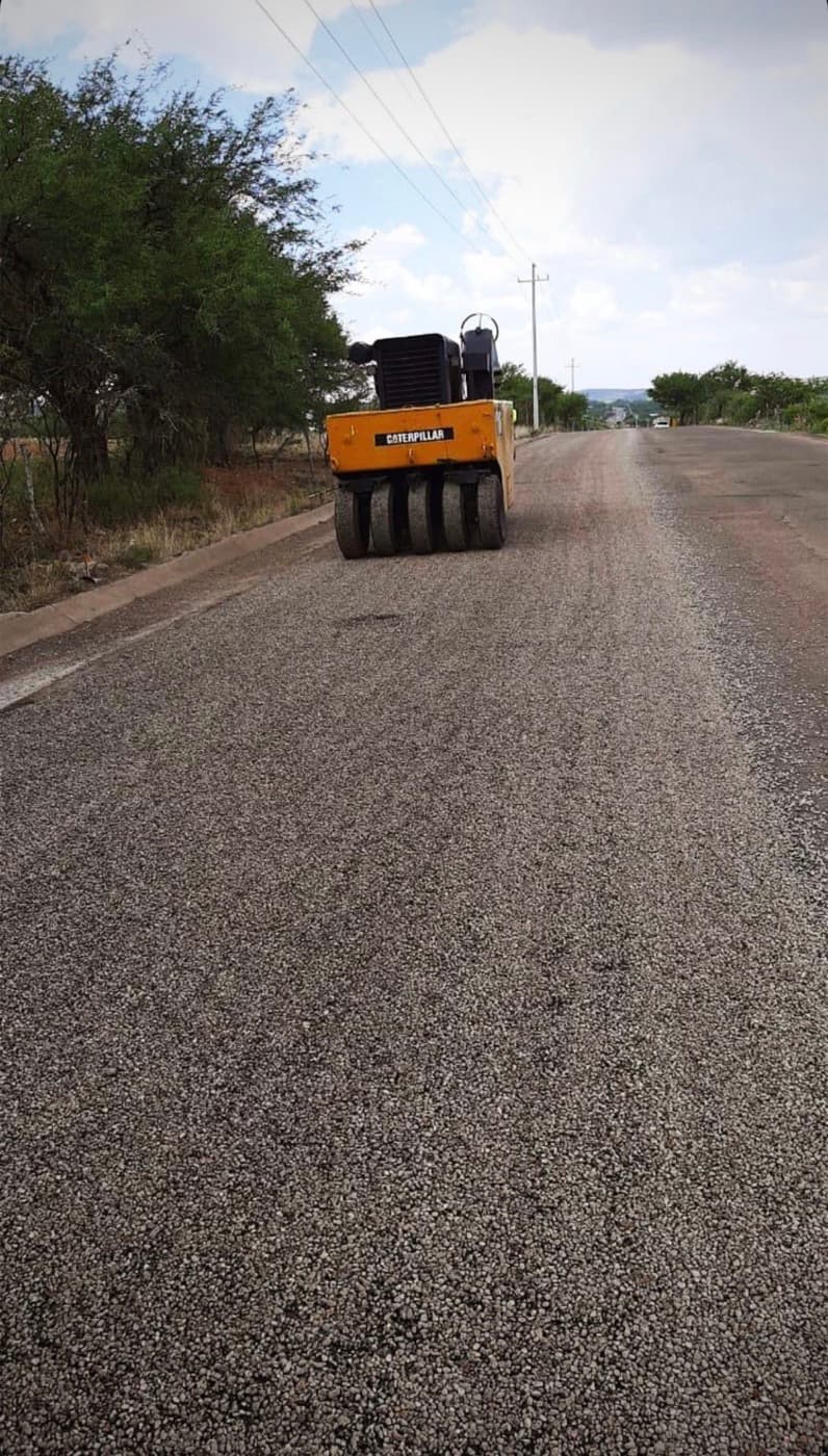 Vibrocompactador sobre carretera con sello asfáltico en Huejúcar
