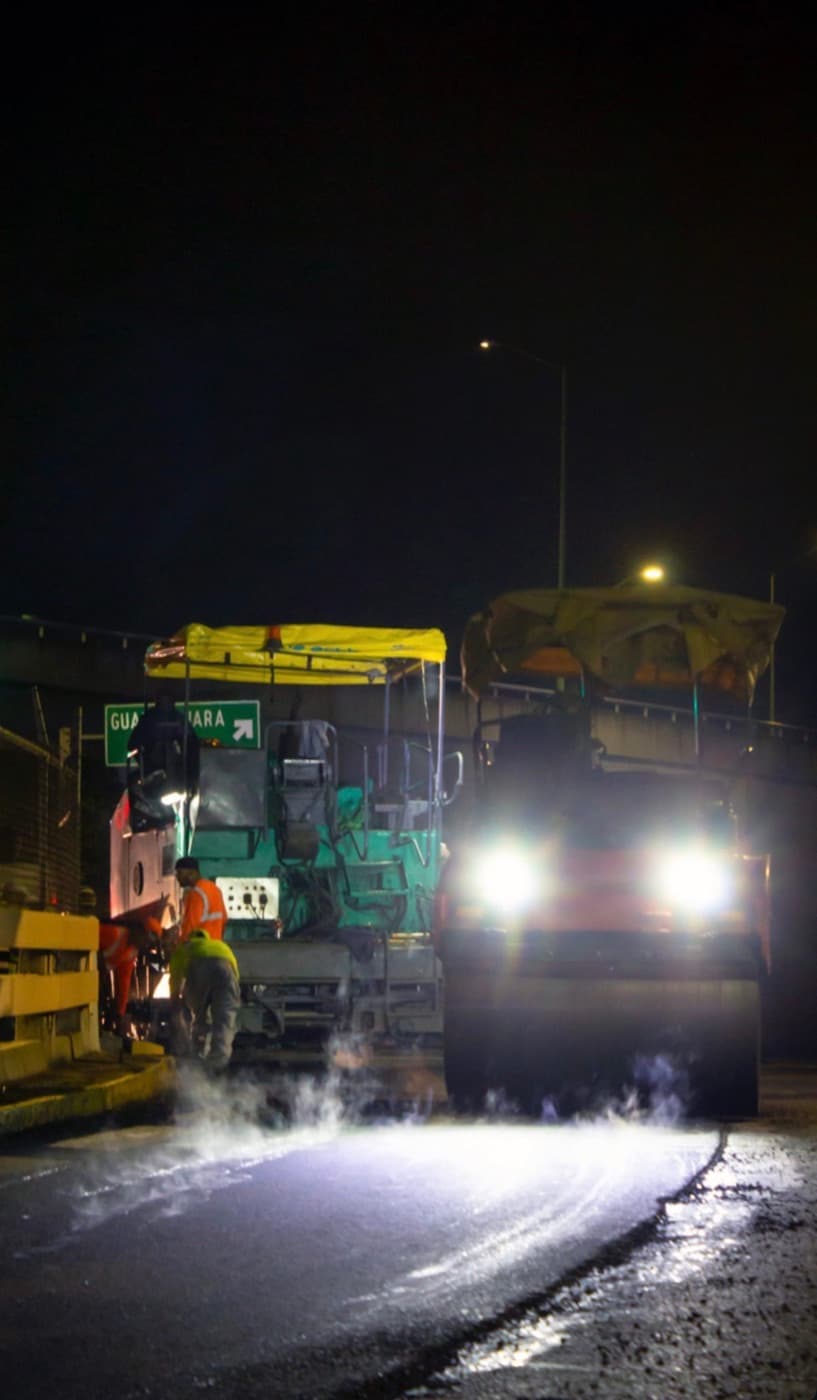 Pavimentación nocturna en Av. Mariano Otero