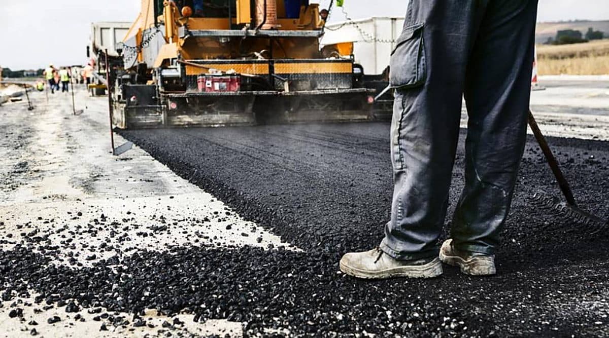 Pavimentadora tendiendo carpeta asfáltica